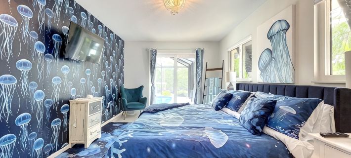 Cute canal front Cottage with dock & boat lift and pool ,short walk to the beach Hotels in Longboat Key