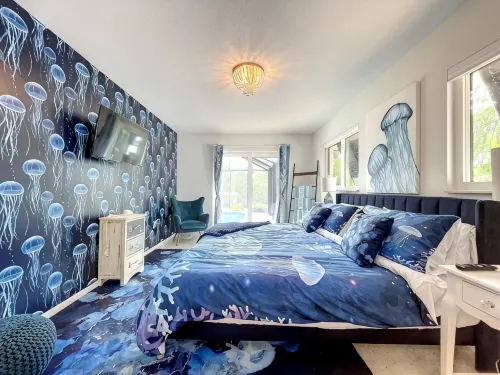 Cute canal front Cottage with dock & boat lift and pool ,short walk to the beach