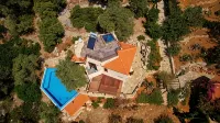 Alonissos Poikilma Villas - Luxury Villas in Alonissos in Nature with Private Pools โรงแรมใน