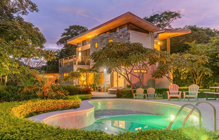 Modern beach Villa - Property can accommodate up to 16 pp - close to the beach