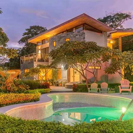 Modern beach Villa - Property can accommodate up to 16 pp - close to the beach