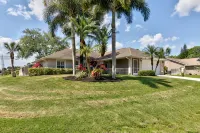 🍹🌞 Getaway Paradise! Heated Pool, TV Patio, Fenced, Wifi, Near Beaches! - 2-Star