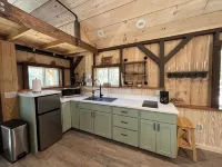 Cozy tiny cabin with Loft 10 minutes from DuPont State Park - 2-Star