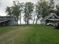 Enjoy a 4-bedroom vacation home with 75 feet of lake frontage on Chautauqua Lake - 2 stjerner