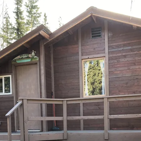 Cozy and Quiet One Bedroom Cabin 1/2 Mile Off Parks Highway Mile 57 in Houston.
