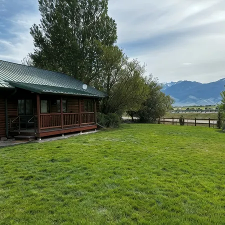 Moose Horn Lodge- A Clean Cabin for Families, Wedding Goers & Montana Adventures