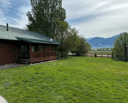 Moose Horn Lodge- A Clean Cabin for Families, Wedding Goers & Montana Adventures Hotels in Pray