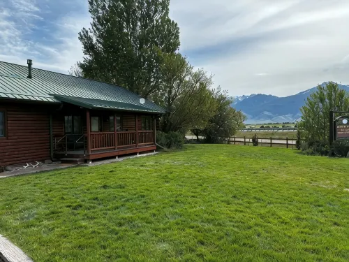 Moose Horn Lodge- A Clean Cabin for Families, Wedding Goers & Montana Adventures