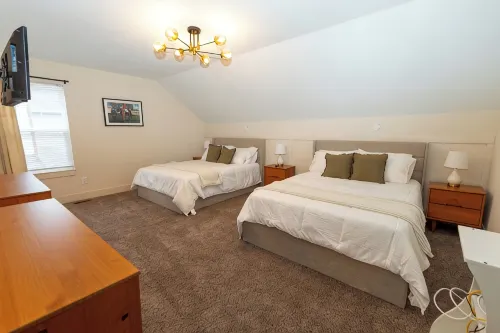 The Aniston; Brand new home in downtown New Albany minutes away from Louisville! - Homestays