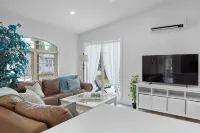 Luxury 3 bdm cottage 2 min walk from Parlee Beach - 4-Star