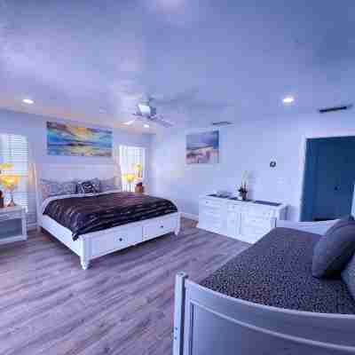 Walk to Siesta Key Beach! Rooms