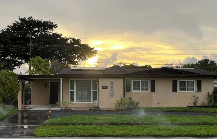 Family friendly 3bed, 2bath house with WiFi, AC, Pool. 6mi-beach, 13mi-airport