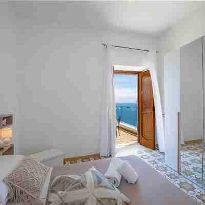Mariantonietta House: bright colorful rooms, overlooking the vast sea Rooms
