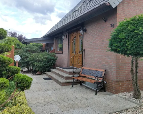Sunny vacation home with separate entrance Hotels in Schortens