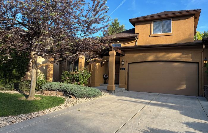Gorgeous  3-bedroom Villa at the Banbury Golf Course subdivision.