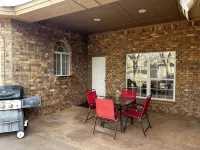 Charming 3-bedroom 3-bathroom house in lovely Lubbock with WiFi, AC - ジャグジー