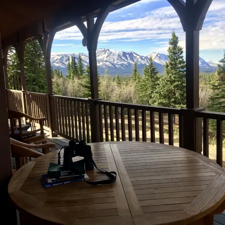Impressive Mountain Views. Craftsman Home.  Less than 10 miles to bus depot