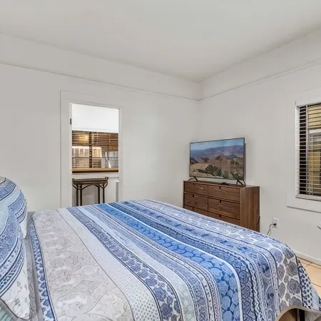 Downtown Blue Bungalow w/Fully Fenced Yard, AC, W/D, 3 Smart TVs, Den, Fast WiFi