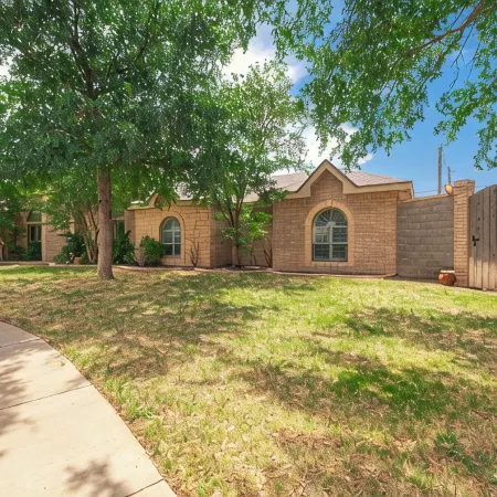 Right at Home-Midland Sprawling Ranch House with Pool Cabana and Playground