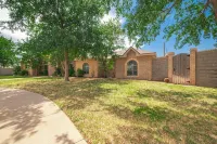Right at Home-Midland Sprawling Ranch House with Pool Cabana and Playground - 4つ星