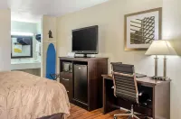 Quality Inn - 수영장