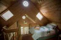 Spiral Staircase Leads To The Lofted Bedroom And Overlooks The Birch Woods. - シャレー