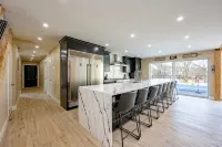 New! Epic lakefront home with indoor pool! - 4つ星