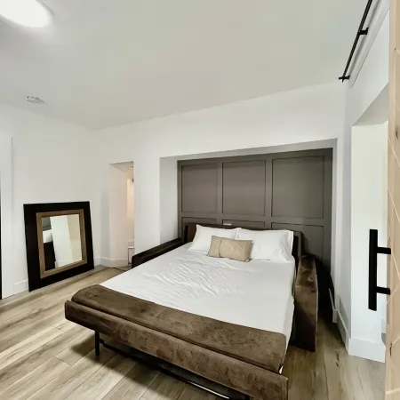 Bridge St Beauty, Brunch & Bars [2 Beds 1 Bath]
