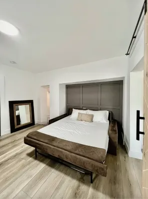 Bridge St Beauty, Brunch & Bars [2 Beds 1 Bath] - Apartments