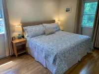 Centrally located home with patio, a/c included, walking distance from town. - 3성급