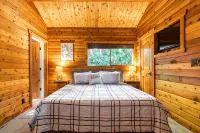 Charming Lakefront Log Cabin - 小木屋