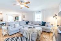 Bowers Retreat - Sleeps 10 - Steps to Beach & Bars! 10 Minutes to de Turf! - 4-Star