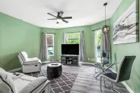 Beautiful fully remodeled 1 bd apt w King size bd - 3-Star