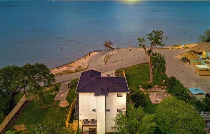 Waterfront Home w/ Views - Hot Tub + Movie Theatre