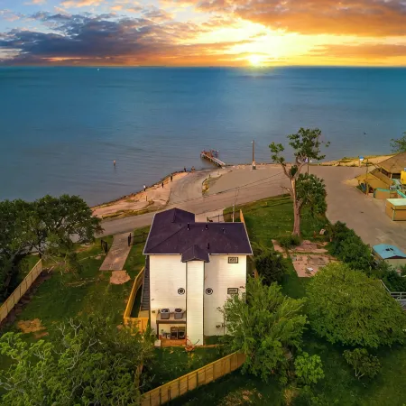 Waterfront Home w/ Views - Hot Tub + Movie Theatre Hotels in Bacliff