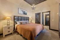 6 King Bedrooms, swim spa hot tub, paved roads, close to trails - Boutique