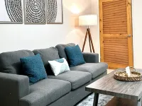 The Hideaway Too - Modern One Bedroom Executive Suite - 5 mins to Mandeville Hotele w: Mandeville