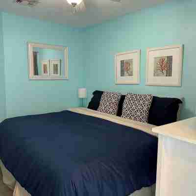 Adorable Condo Overlooking the Heated Pool! Rooms