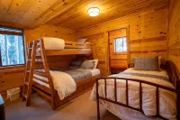 Family-Friendly Modern Cabin with Spectacular Views - 4 ดาว