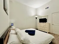 Downtown 2 bedroom Oasis with free parking - 4-Star