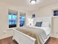 Dover Dreamin’ – Lake Life starts here! 3BD, 3BA Retreat, Steps from the Water Hotels in Dover