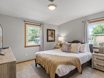 6BR Home w public Lake Access 1.8miles 2 DT Wayzata, enjoy the lake year round!