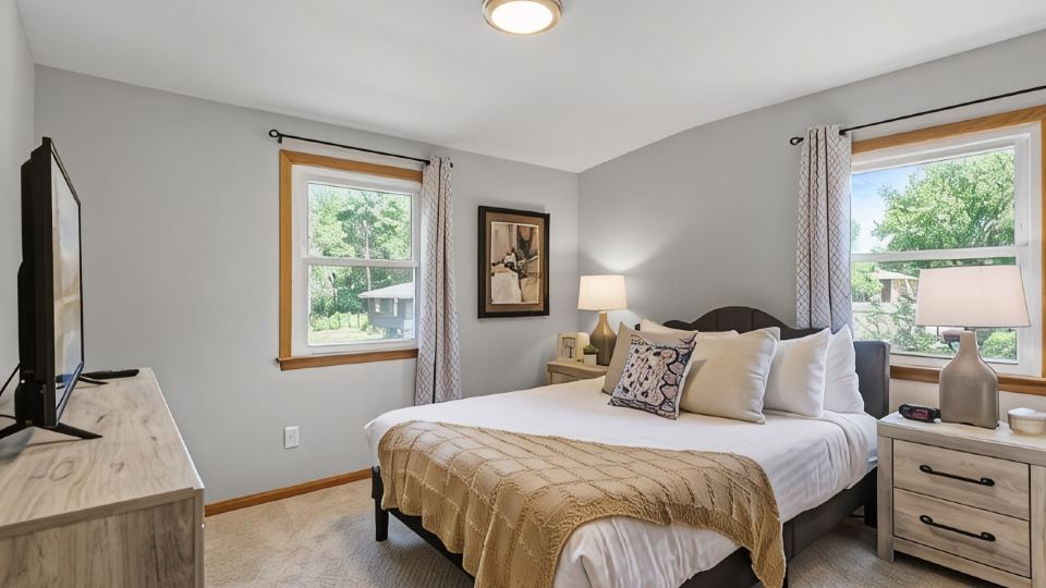 6BR Home w public Lake Access 1.8miles 2 DT Wayzata, enjoy the lake year round!