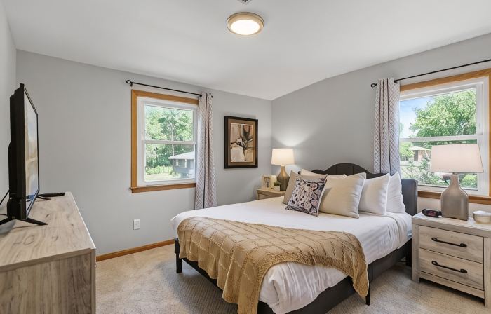 6BR Home w public Lake Access 1.8miles 2 DT Wayzata, enjoy the lake year round!