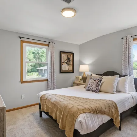 6BR Home w public Lake Access 1.8miles 2 DT Wayzata, enjoy the lake year round!