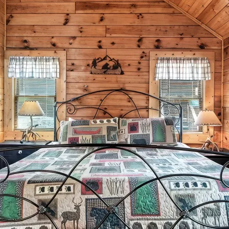 Couples Cabin - Private Hot Tub - 1 Mile to Parkway