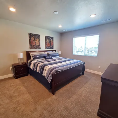 Secluded townhome midway between downtown & skiing; min from shops, & dining