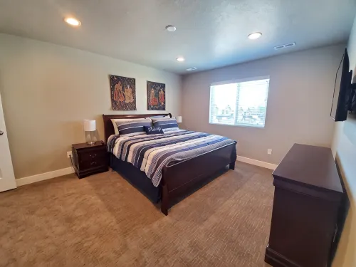 Secluded townhome midway between downtown & skiing; min from shops, & dining - 2-Star