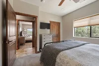 Canyon-View Retreat Minutes from Zion with Hot Tub, Game Room & Chef’s Kitchen - Balkon