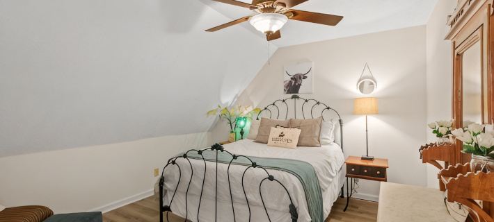 Cozy Cabin 3.5 min from Sportman's! Hotels in Hardin County